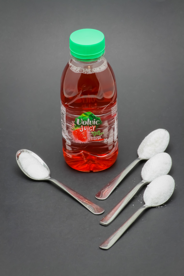 33cl de Volvic Juicy fraise contiennent 3,2 cuil. à café de sucre